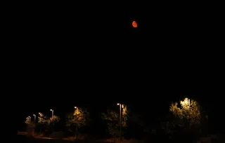 La luna se tiñe de rojo en el Bierzo debido a los incendios | César Hornija / ICAL