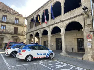 Coches de la Policía Local de Béjar junto al Ayuntamiento. ARCHIVO 
