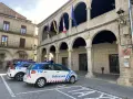Coches de la Policía Local de Béjar junto al Ayuntamiento. ARCHIVO