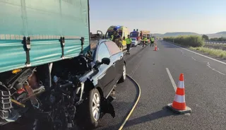Una mujer queda atrapada tras la colisión entre un turismo y un camión en la A-62, dirección Salamanca
