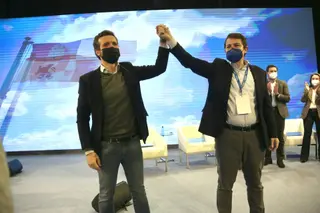 El presidenrte del Parido Popular, Pablo Casado, y el presidente del Partido Popular de Castilla y León, Alfonso Fernández Mañueco, en el Palacio de Congresos de León, a 16 de enero de 2022, en León, Castilla y León (España). - Secundino Pérez - Europa Pr