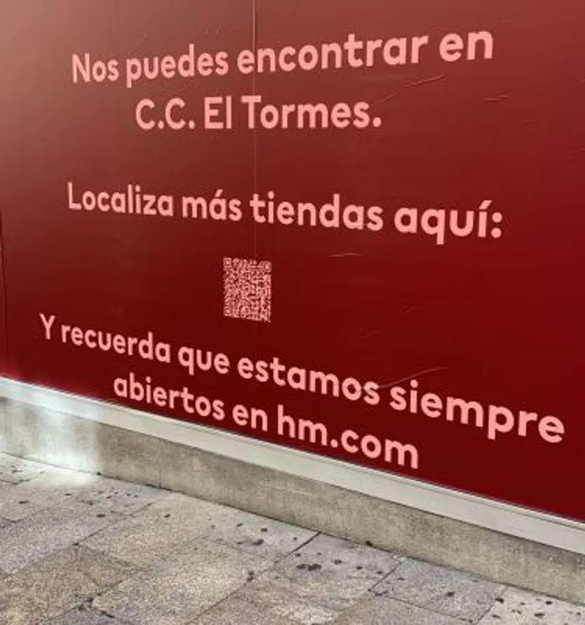 Vinilo que anuncia el cierre de la tienda de