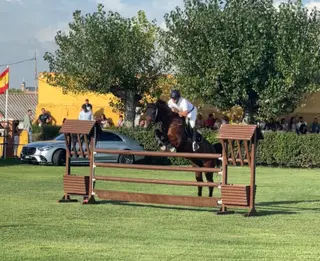 Un jinete en el Campo de Tiro de Salamanca