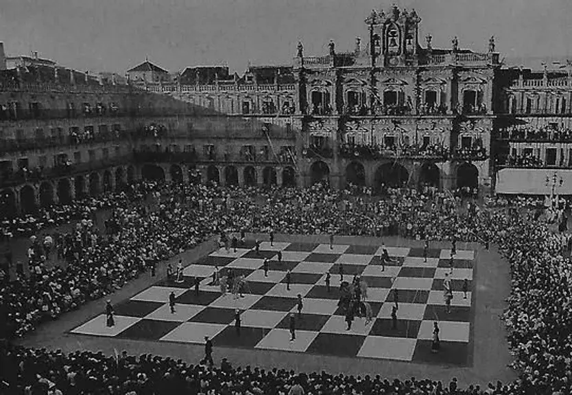  Tablero de ajedrez humano en la Plaza Mayor. Foto: Recuerdos de Salamanca