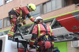 Bomberos y Policía Local en la calle Fernando de la Peña (1)