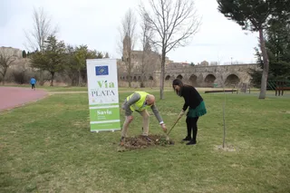 Myriam Rodríguez, participa en una plantación con motivo de la visita de la ‘Monitoring Expert’ dentro del proyecto LIFE Vía de la Plata
