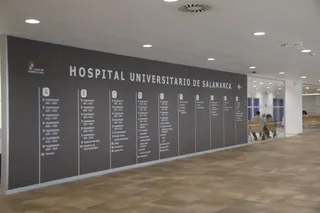 Fotos archivo hospital universitario de Salamanca (Fachada hospital, enfermeras, médicos, pacientes, ambulancias, urgencia, mascarillas, silla de ruedas)