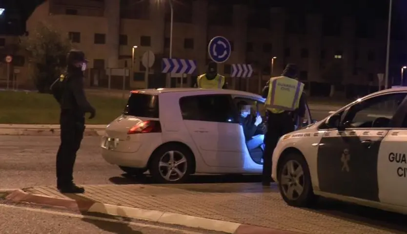 La Guardia Civil pregunta a unos jóvenes en un control rutinario