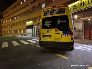Ambulancia en el Clínico de noche hospital urgencias (5)