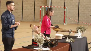 Castellanos disfruta de la gastronomía salmantina con su tradicional exhibición de corte de jamón - Asier Galache