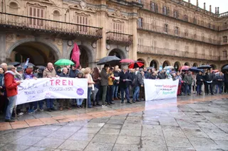 Concentración por el Corredor del Oeste en la Plaza Mayor de Salamanca