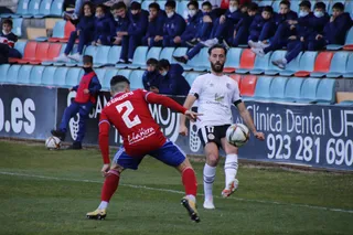 Álex Menéndez, ante la UD Llanera | FOTO SALAMANCA24HORAS.COM