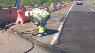 Trabajador en el tramo afectado de la A-66 por obras a la altura de Nava de Béjar