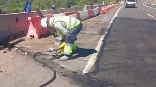 Trabajador en el tramo afectado de la A-66 por obras a la altura de Nava de Béjar