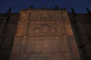 Iluminación fachada de la Universidad con motivo de la Eliminación contra la Violencia de Género (1)