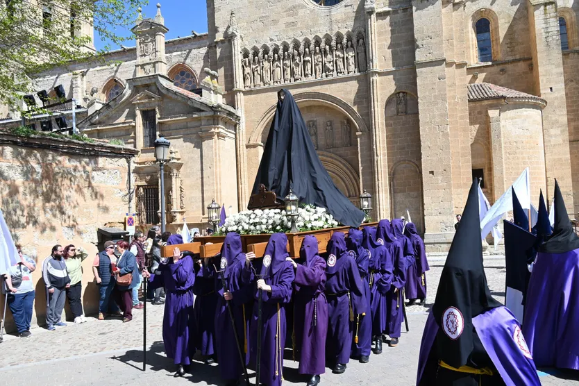 Encuentro de Jesús Resucitado con la Virgen en la procesión de la Pascua de Resurrección en Ciudad Rodrigo