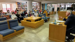 La biblioteca ha acogido una charla sobre Miguel Delibes