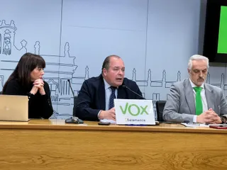 Ignacio Rivas, portavoz del Grupo VOX en el Ayuntamiento de Salamanca, junto con los concejales de la Alejandro Pérez de la Sota y María Carpio Pérez
