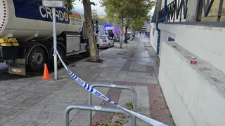 GALERÍA | Un vertido de gasoil en la calle Peña de Francia obliga a intervenir a la Policía Local