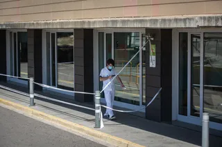 Un sanitario camina por el exterior del Hospital Universitario Arnau de Vilanova de Lleida