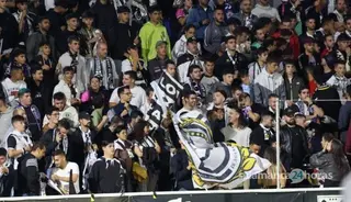Seguidor de Unionistas realizando un saludo nazi