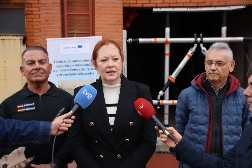 La directora de la Agencia de Protección Civil y Emergencias, Irene Cortés en la inauguración de el Curso de "Estructuras colapsadas" para bomberos