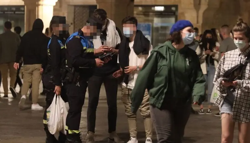 La Policía Local multa a unos jóvenes por hacer botellón en Salamanca