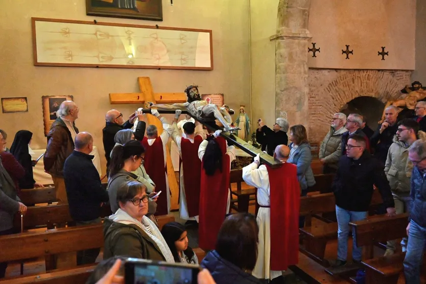 Besapiés del Santísimo Cristo de la Expiración en el Martes Santo en Ciudad Rodrigo