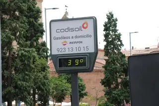 Un termómetro marca los 39 grados 