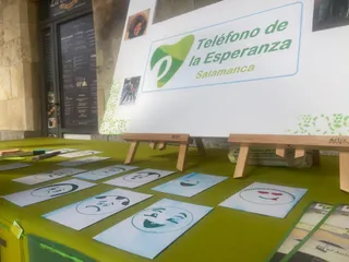 Mesa informativa del Teléfono de la Esperanza en la Plaza Mayor de Salamanca