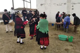 Decenas de personas han asistido a la matanza tradicional de Zorita de la Frontera.