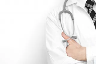 Doctor sexo masculino herramienta equipo medico estetoscopio sobre fondo blanco 10307 453