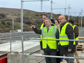 Visita de Puerto del alcalde de Salamanca Carlos García Carbayo junto con el consejero de Movilidad y Transformación Digital de la Junta de Castilla y León, José Luis Sanz
