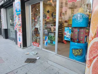 Rompen con una alcantarilla el escaparate de una tienda de la avenida de Villamayor | Anass Álvarez