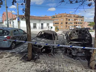 Coches calcinados en Tejares