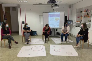 La alcaldesa de Peñaranda, Carmen Ávila, presentó el programa +Rural organizado de la mano del colectivo Khora