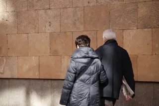 Gente por las calles de Salmanca en invierno
