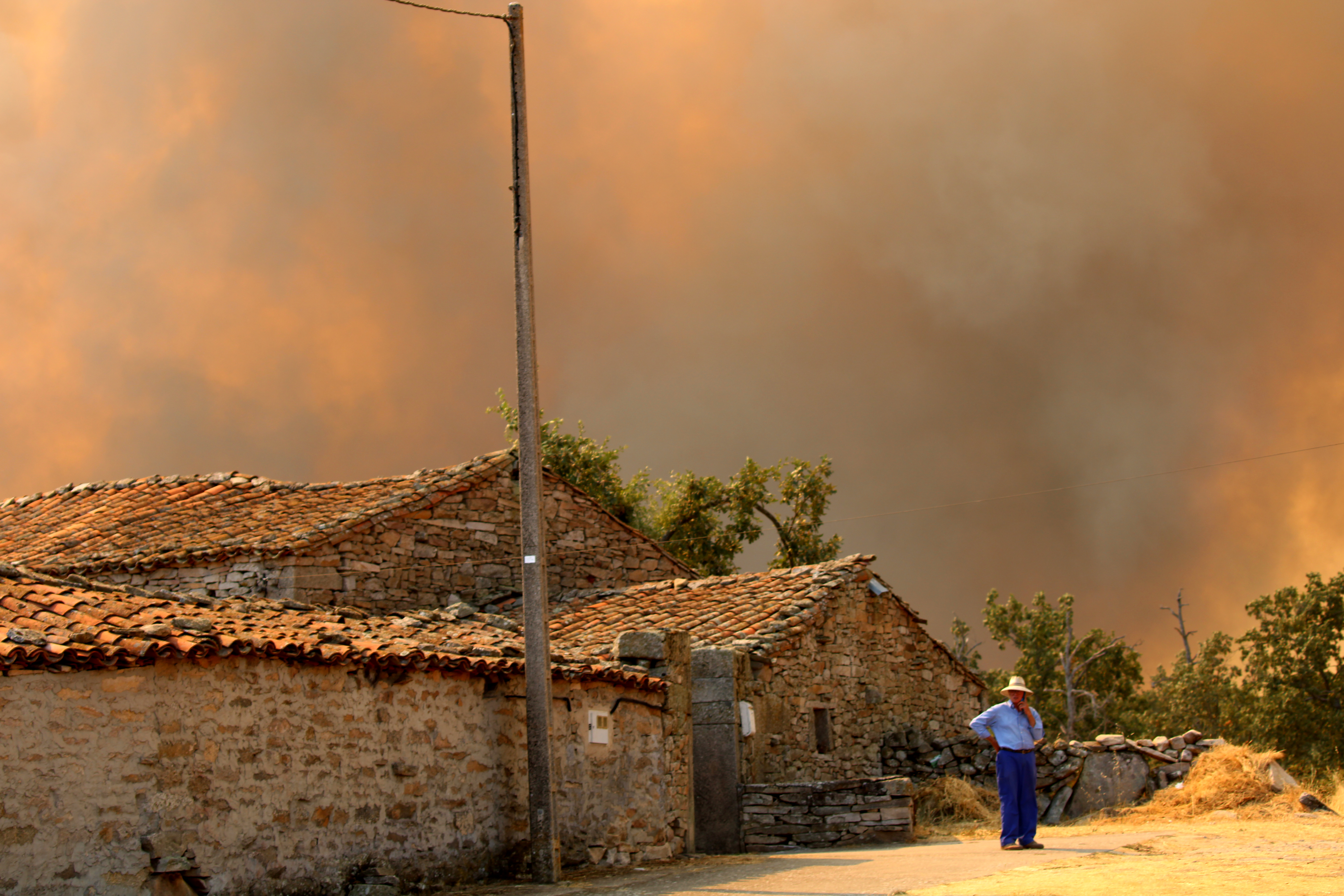 Un hombre junto al incendio en Formariz