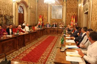 La Diputación aprueba la concesión de subvenciones directas y rechaza la concurrencia pública para la reforma de las casas consistoriales