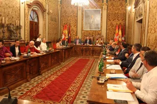La Diputación aprueba la concesión de subvenciones directas y rechaza la concurrencia pública para la reforma de las casas consistoriales