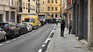 Ambulancia, Bomberos De Salamanca, Policía Nacional Y Policía Local Ante La Precipitación De Una Persona En La Calle León Felipe 2