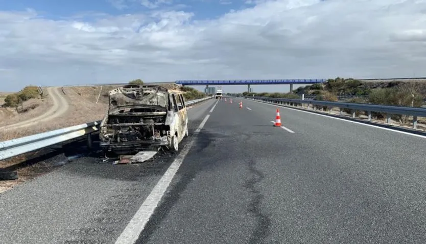 Se incendia un coche mientras circulaba por la A-50
