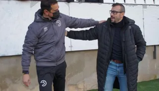 Yago Iglesias saluda a Mori antes del choque de ida | FOTO SALAMANCA24HORAS.COM