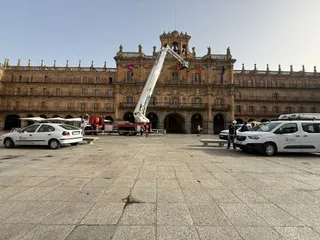 Los Bomberos realizan trabajos de mantenimiento en la fachada del Ayuntamiento