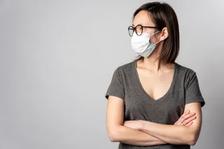 Mujer con mascarilla y gafas (baja)