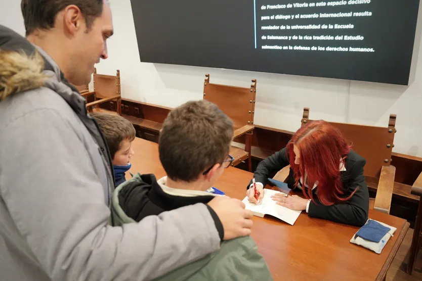Sara Garía firmando ejemplares de su libro en la Universidad de Salamanca