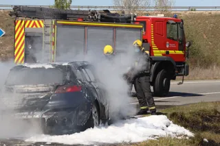 Coche quemado en la rotonda de acceso a la A-50 a la altura de Encinas de Abajo