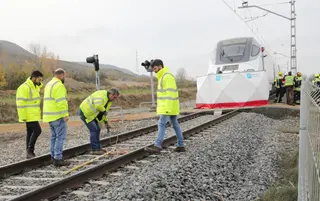 Mueren dos trabajadores de las obras del AVE tras ser arrollado un turismo por un Alvia en Monzón de Campos (Palencia)
