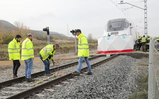 Mueren dos trabajadores de las obras del AVE tras ser arrollado un turismo por un Alvia en Monzón de Campos (Palencia)