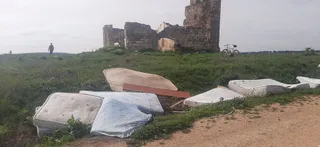 Un grupo de ciclistas denuncian una vergonzosa estampa de colchones en el campo en Calvarrasa de Arriba